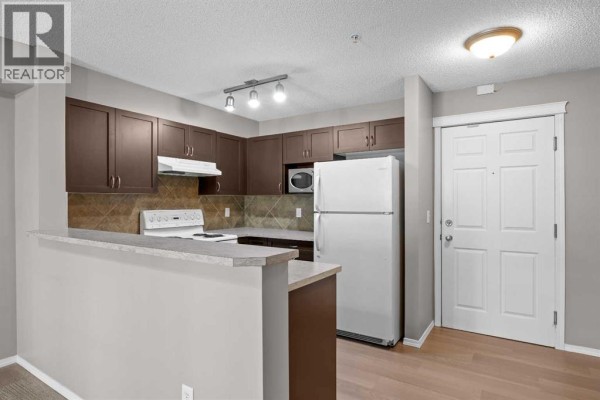Kitchen - 9216, 70 Panamount Drive Nw, Calgary, AB T3K6K6 Photo 5