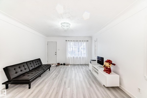Family room - 9221 110 Av Nw, Edmonton, AB T5H1H2 Photo 4