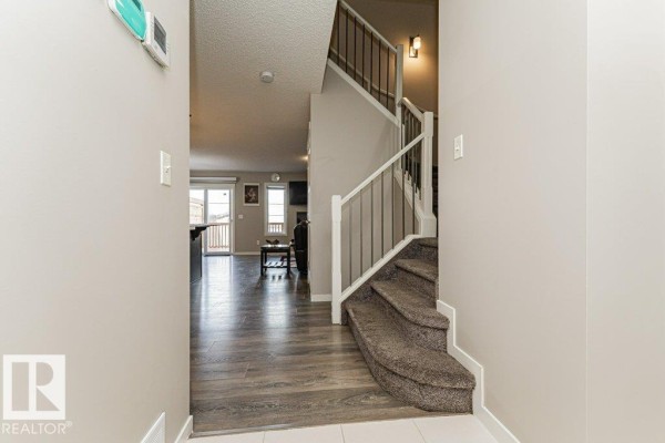 Dining room - 923 Ebbers Cr Nw, Edmonton, AB T5Y3V1 Photo 2