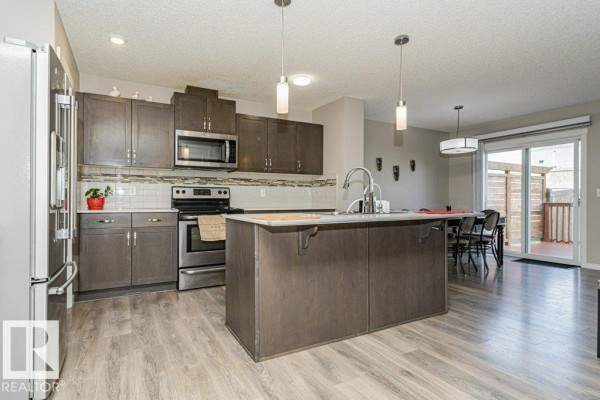 Kitchen - 923 Ebbers Cr Nw, Edmonton, AB T5Y3V1 Photo 3