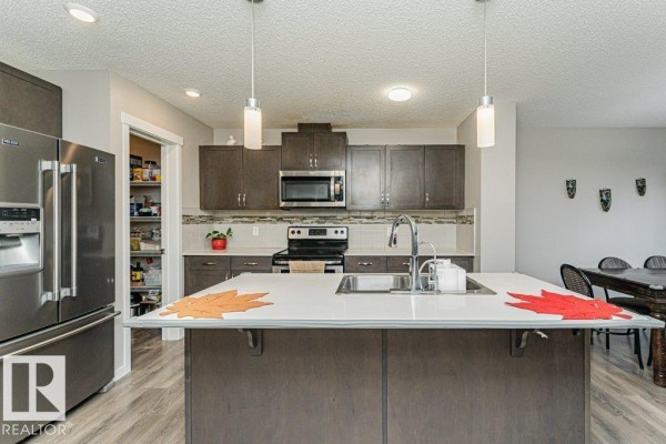 Primary Bedroom - 923 Ebbers Cr Nw, Edmonton, AB T5Y3V1 Photo 4