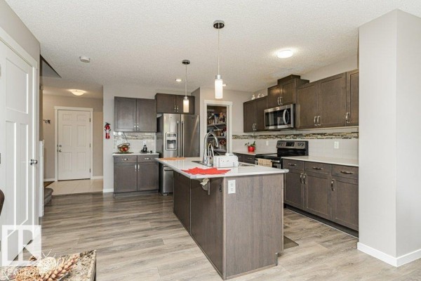 Bedroom 2 - 923 Ebbers Cr Nw, Edmonton, AB T5Y3V1 Photo 5