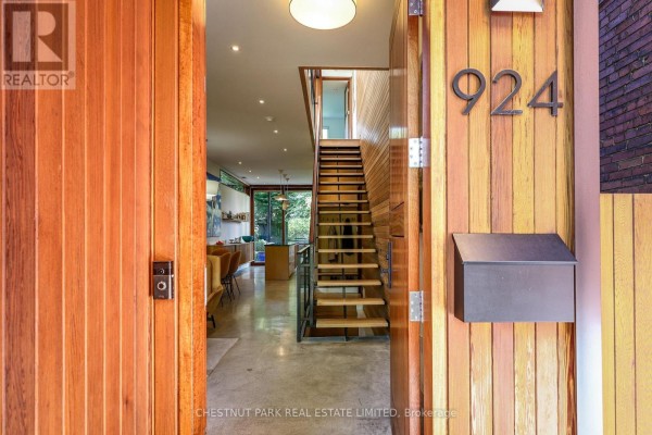 924 Manning Avenue, Toronto, ON, photo 2