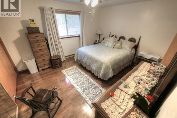 Bedroom - 9250 Highway 3 & 95, Yahk, BC V0B2P0 Photo 5