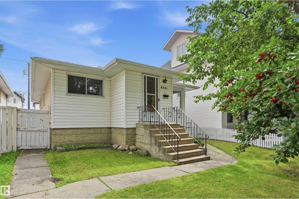 Kitchen - 9251 91 St Nw, Edmonton, AB T6C3N7 Photo 3