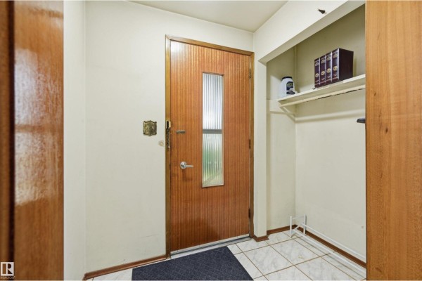 Family room - 9251 91 St Nw, Edmonton, AB T6C3N7 Photo 4