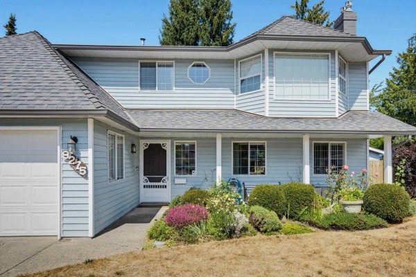 9275 155 Street, Surrey, BC V3R9B3 Photo 2