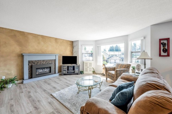 9275 155 Street, Surrey, BC V3R9B3 Photo 4