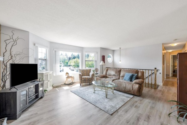 9275 155 Street, Surrey, BC V3R9B3 Photo 5