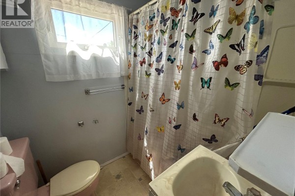 4pc Bathroom - 929 Brown Street, Moose Jaw, SK S6H2Z1 Photo 5