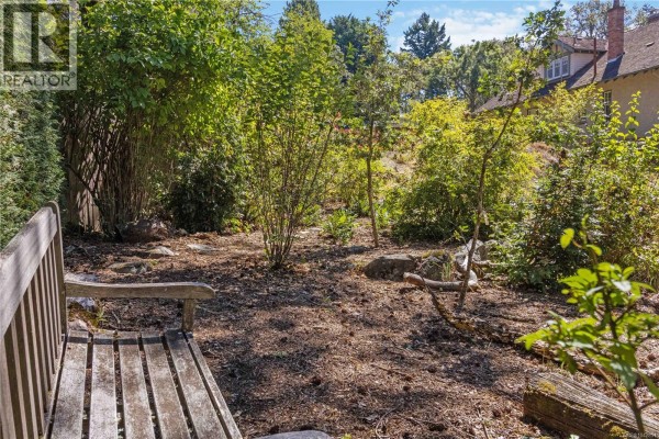 929 Woodhall Lane, Saanich, BC V8X3L7 Photo 3