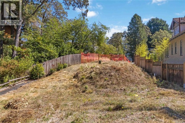 929 Woodhall Lane, Saanich, BC V8X3L7 Photo 4