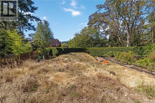 929 Woodhall Lane, Saanich, BC V8X3L7 Photo 5