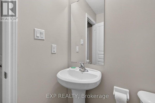 Bedroom 2 - 930 Silverfox Crescent, London North, ON N6G5B6 Photo 5