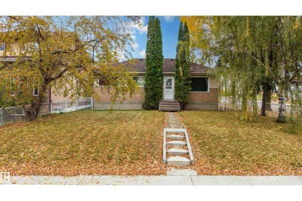 Bedroom 3 - 9303 86 St Nw, Edmonton, AB T6C3E6 Photo 3