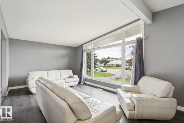 Family room - 9312 151 Av Nw, Edmonton, AB T5E2P9 Photo 4
