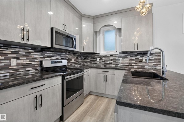 Kitchen - 9314 107a Av Nw, Edmonton, AB T5H0Z3 Photo 3