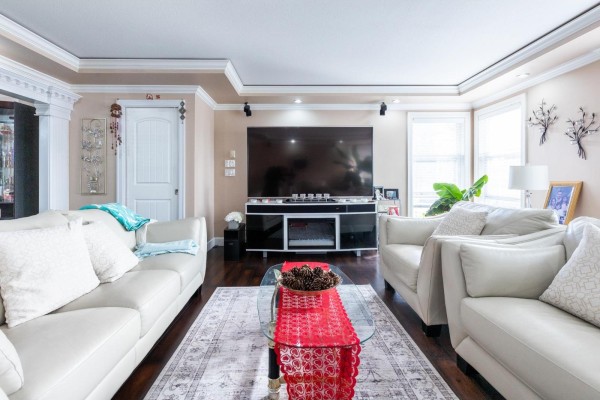 9318 Cinnamon Drive, Surrey, BC V3V1V2 Photo 5