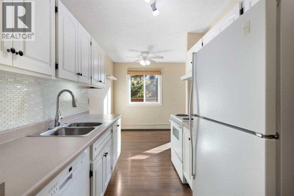 Kitchen - 932, 11620 Elbow Drive Sw, Calgary, AB T2W3L6 Photo 3