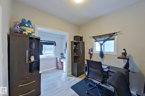 Kitchen - 9328 106a Av Nw, Edmonton, AB T5H0S7 Photo 3