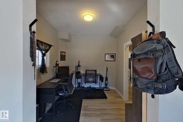 Den - 9328 106a Av Nw, Edmonton, AB T5H0S7 Photo 4