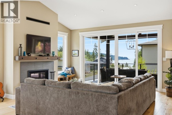 9336 Jorgensen Place, Halfmoon Bay, BC V7Z1B4 Photo 4