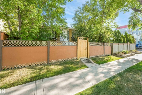 Primary Bedroom - 9347 105 Av Nw Nw, Edmonton, AB T5H0J7 Photo 4