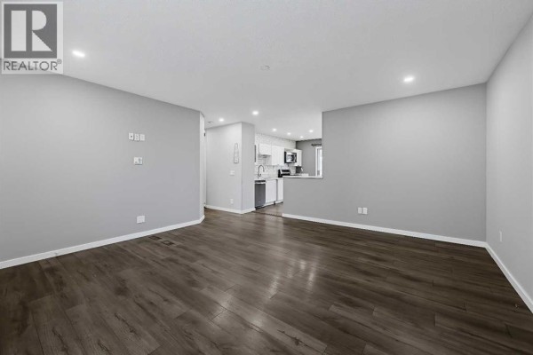 Primary Bedroom - 935 Madeira Way Ne, Calgary, AB T2A5T3 Photo 3