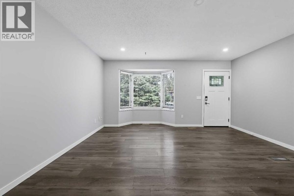 Bedroom - 935 Madeira Way Ne, Calgary, AB T2A5T3 Photo 4