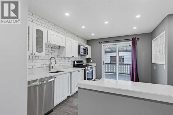 Bedroom - 935 Madeira Way Ne, Calgary, AB T2A5T3 Photo 5