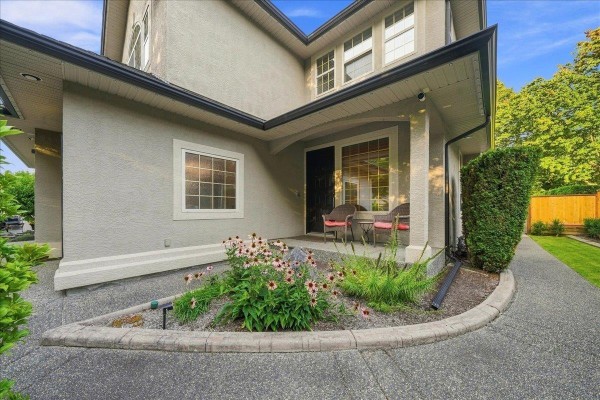 9362 207 Street, Langley, BC V1M2W7 Photo 2