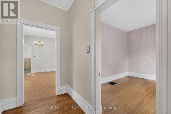 Living room - 937 Colborne Street, London East, ON N6A4A5 Photo 5