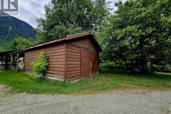 Foyer - 937 Mackenzie Highway, Bella Coola, BC V0T1C0 Photo 4