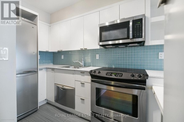 Bedroom - 938 - 111 Elizabeth Street, Toronto, ON M5G1P7 Photo 5