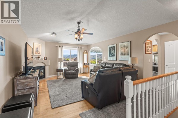 Kitchen - 938 Mt Bulman Drive, Vernon, BC V1B3W7 Photo 4