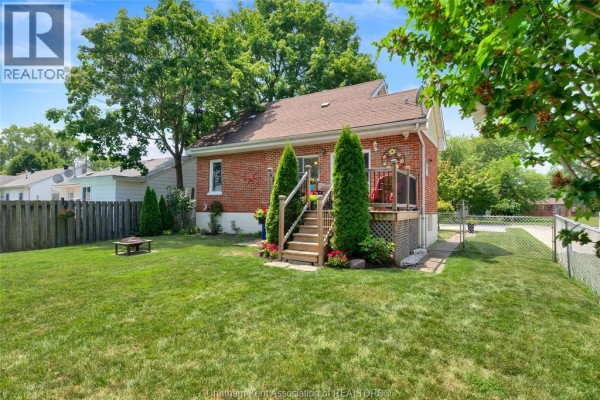 Den - 94 Dundas Street, Wallaceburg, ON N8A2J2 Photo 4