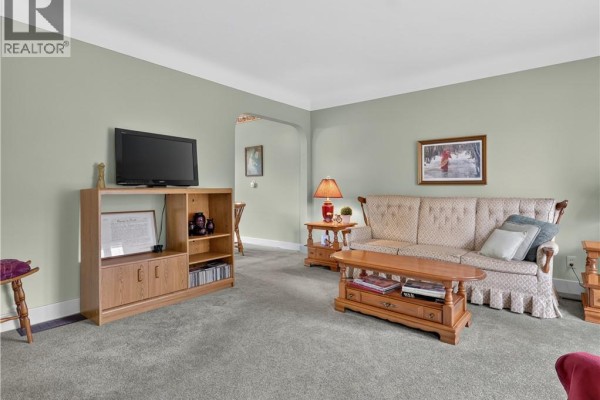 94 Jacobson Avenue, St  Catharines, ON L2T3A3 Photo 3
