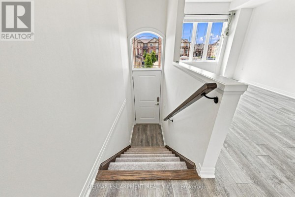94 Laguna Village Crescent, Hamilton, ON, photo 2