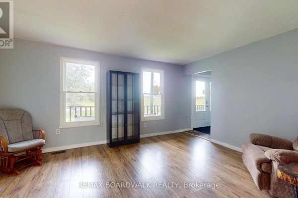 Living room - 94 Quabbin Road, Front Of Yonge, ON K0E1R0 Photo 4
