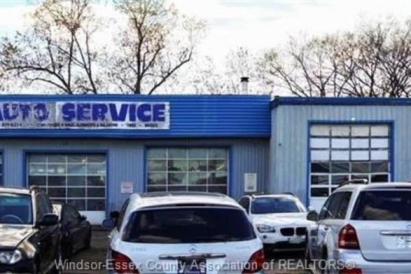 940 Giles West, Windsor, ON N9A6J1 Photo 2