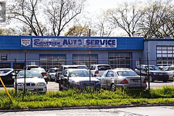 940 Giles West, Windsor, ON N9A6J1 Photo 3