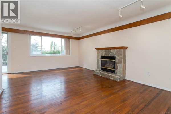 Primary Bedroom - 941 Mckenzie Ave, Saanich, BC V8X3G8 Photo 4