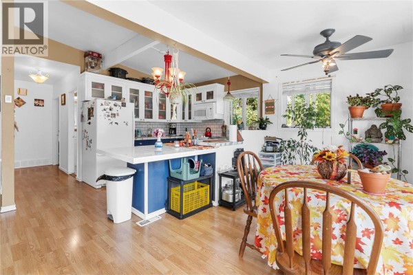 Kitchen - 942 3a Highway, Nelson, BC V1L6J5 Photo 5