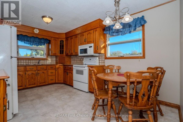 Living room - 942 Crowe Avenue, Fort Frances, ON P9A2L9 Photo 3