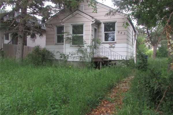 Living room - 943 Athol Street, Regina, SK S4T3B8 Photo 2