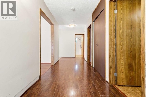 Foyer - 944 Canna Crescent Sw, Calgary, AB T2W1N9 Photo 5