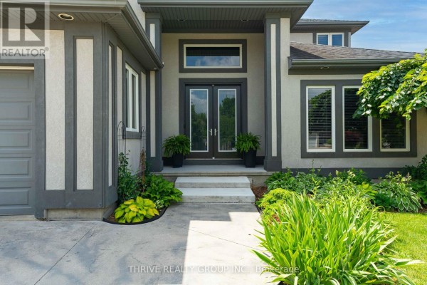 944 Collins Drive, London South, ON, photo 2