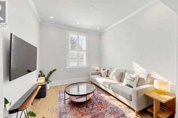 Primary Bedroom - 944 Dundas Street E, Toronto, ON M4M1R3 Photo 4
