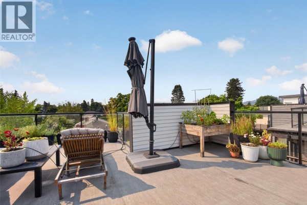 4pc Ensuite bath - 945 Borden Avenue Unit# 1, Kelowna, BC V1Y6A5 Photo 3