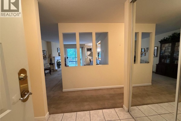 Foyer - 945 Lawrence Avenue Unit# 103, Kelowna, BC V1Y6M3 Photo 5